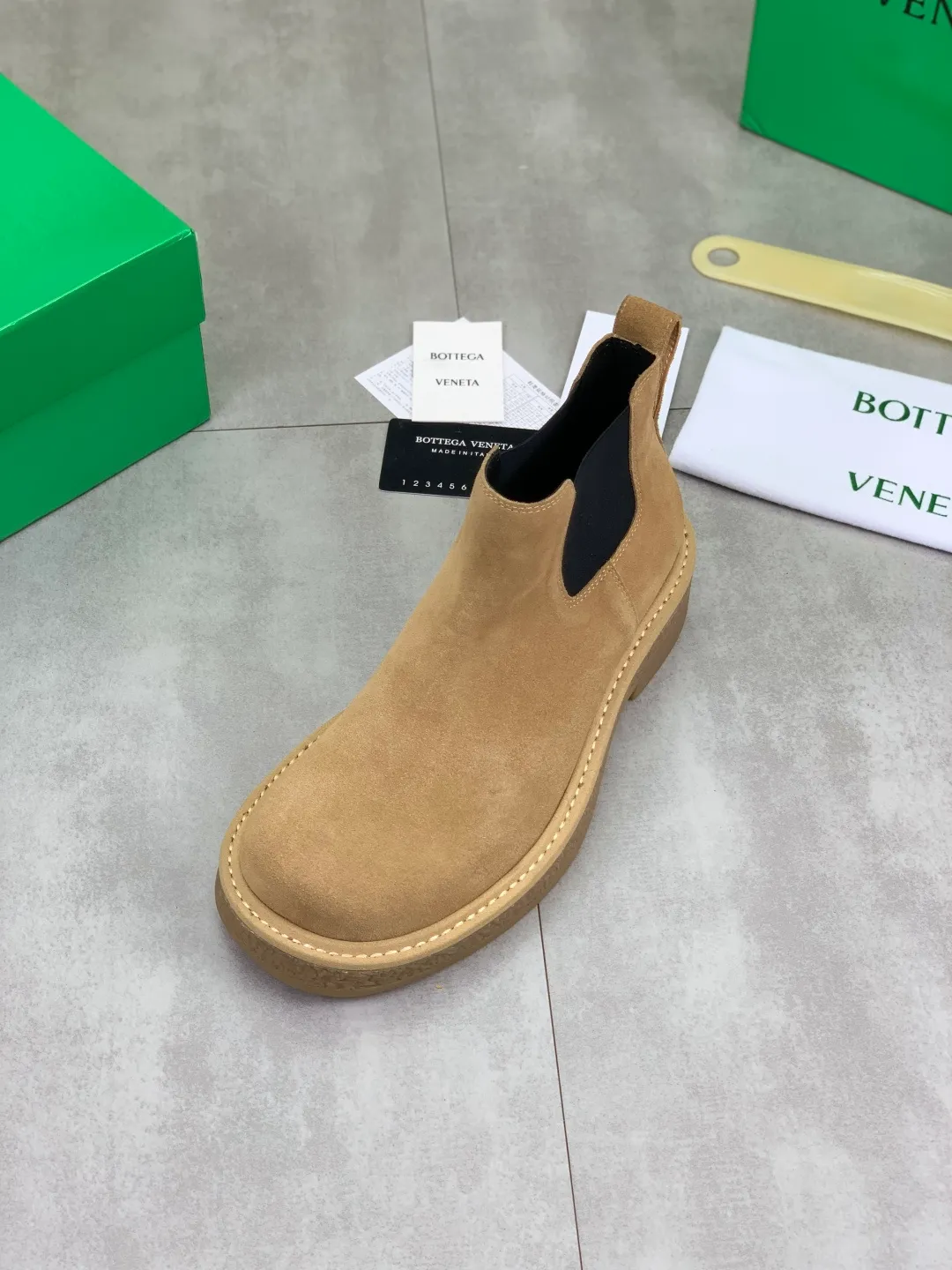 Men's men's shoes 💰P740 New model 💰 Top quality (beef tendon outsole series) 💎💎💎 BOTTEGA VENETA official website synchronizes the latest model, top version of the market's highest version of BV business leather shoes, accept material comparison, shoe type comparison, process comparison, practical and texture, versatile, suitable for any occasion, the more you look at it, the more flavorful it becomes. Pure hand-woven craftsmanship - upper material, imported original hand-woven calfskin - high-quality water-dyed sheepskin lining - original private model customized beef tendon outsole -Size: female 35-39 (34 40 customized) male 39-44 (38 45 customized) Comes with original BV green box, complete packaging.